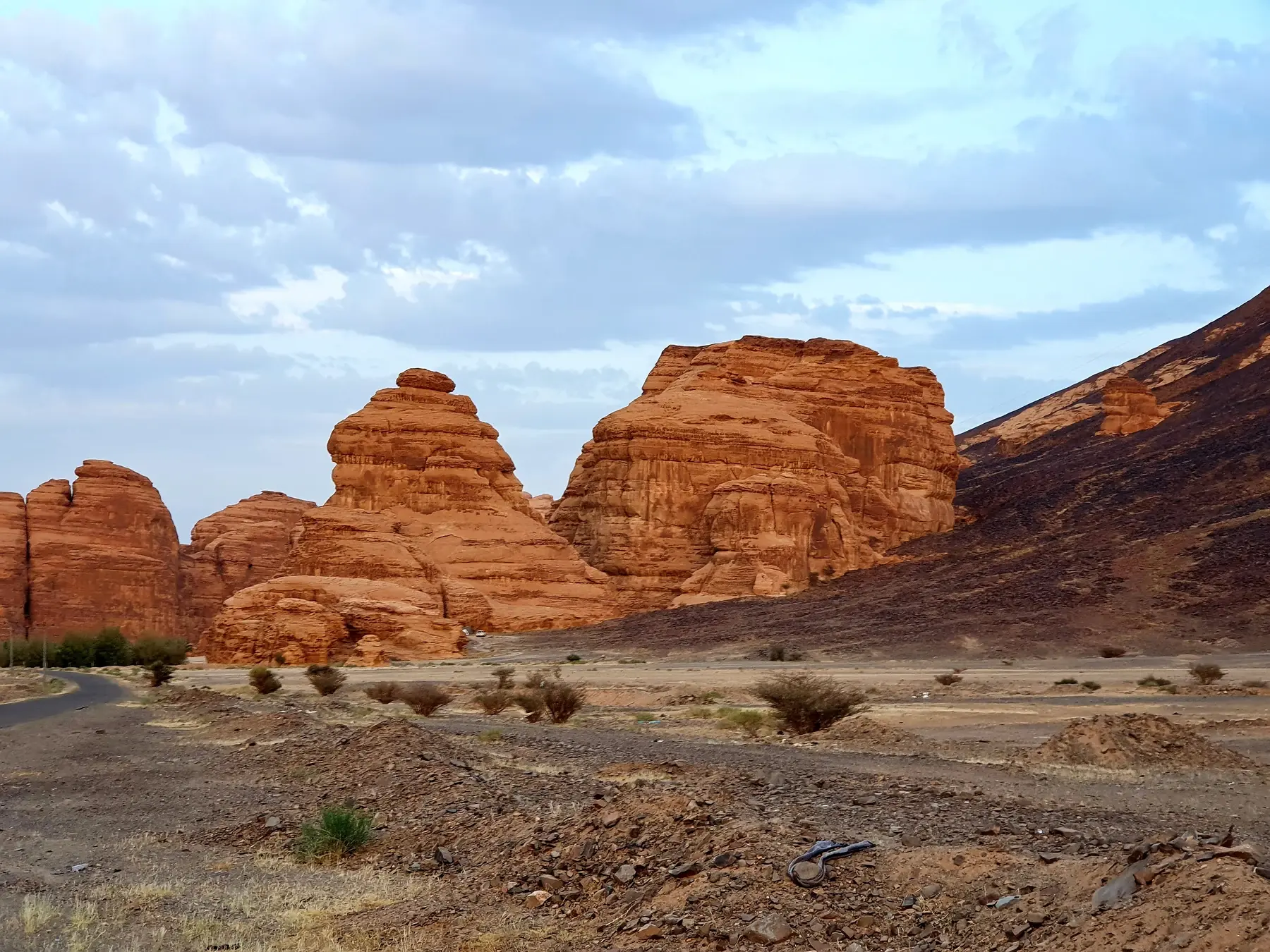 تكوينات صخرية صحراوية مفتوحة