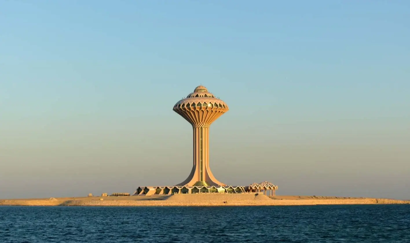 مشهد ساحلي ومعلم حضري على البحر